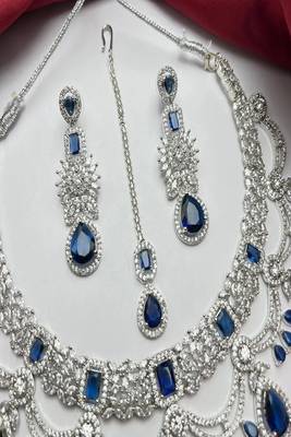Blue stone indian bridal jewelry set: silver kundan necklace, earrings, maangtika 3