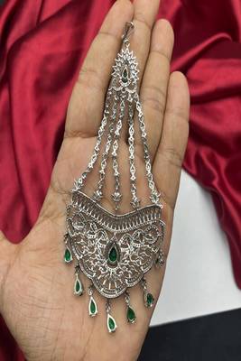 Mughal style jhoomar passa | emerald cubic zirconia bridal headpiece 4