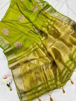 Parrot Green Color Zari Border And Lagdi Pallu art silk saree 2