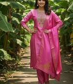 Label divine attire women’s pink viscose simmer kurta pant set with jacquard silk dupatta
