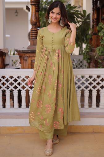 Tantalizing Pista Green Floral Embroidery Chanderi Mehendi Wear Pant Suit