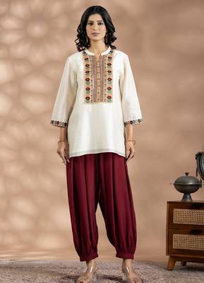 Off white chanderi silk floral print kurta set 1