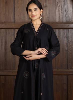 Black chanderi silk floral print kurta set 5