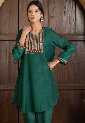 Green chanderi silk geometric print kurta set 4