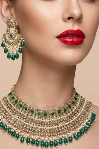 Traditional gold plated emerald green kundan choker necklace set with maang tikka & earrings for bridal wedding wear