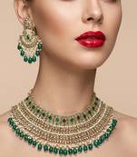 Traditional gold plated emerald green kundan choker Necklace :: set with maang tikka & earrings for bridal wedding wear