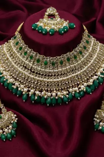Traditional gold plated emerald green kundan choker Necklace :: set with maang tikka & earrings for bridal wedding wear