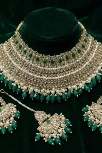 Traditional gold plated emerald green kundan choker Necklace :: set with maang tikka & earrings for bridal wedding wear