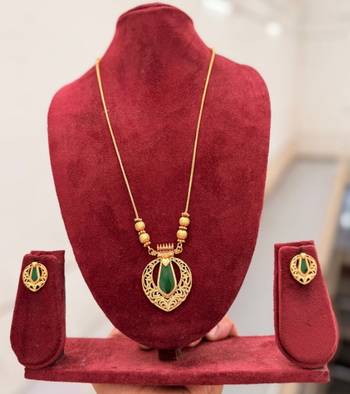Traditional gold-plated emerald green pendant Necklace :: set - handcrafted ethnic jewelry for women 4