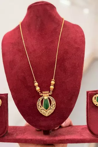 Traditional gold-plated emerald green pendant Necklace :: set - handcrafted ethnic jewelry for women