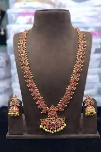 Elegant ruby-red matte gold-plated kemp mango haram Necklace :: set with jhumkas
