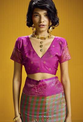  pure silk blend saree with checks pattern & matching blouse 2