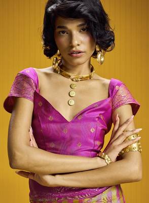  pure silk blend saree with checks pattern & matching blouse 4