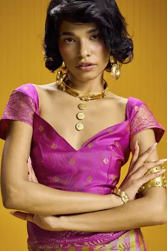  pure silk blend saree with checks pattern & matching blouse