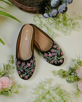 black floral embroidered ethnic flats for women 1