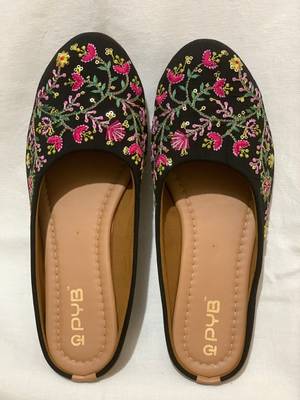 black floral embroidered ethnic flats for women 3