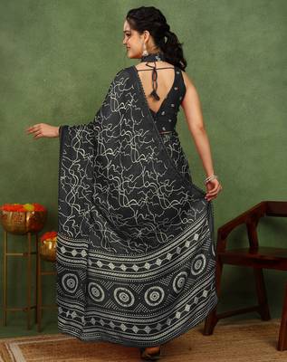 black chiffon saree with geometric print & unstitched blouse piece for women 4