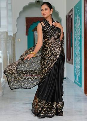 black chiffon saree with ikkat print & unstitched blouse piece for women 4