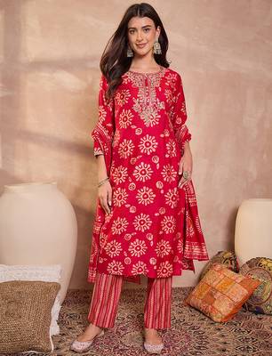 Women pink cotton blend floral printed straight kurta trouser with dupatta 1