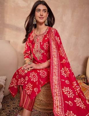 Women pink cotton blend floral printed straight kurta trouser with dupatta 2
