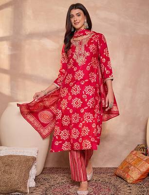 Women pink cotton blend floral printed straight kurta trouser with dupatta 3
