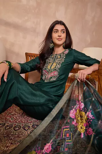Women green silk blend solid embroidered straight kurta trouser with dupatta