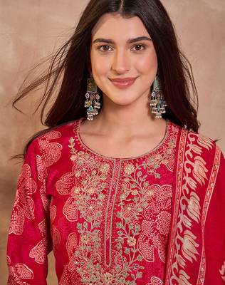 Women pink  floral printed straight kurta trouser with dupatta 2