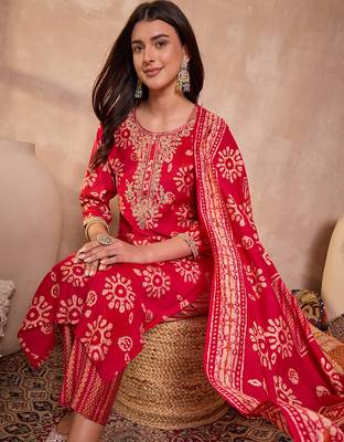 Women pink cotton blend floral printed straight kurta trouser with dupatta 5