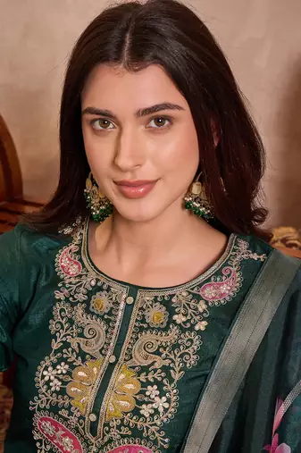 Women green silk blend solid embroidered straight kurta trouser with dupatta