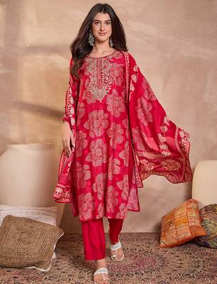Women pink  floral printed straight kurta trouser with dupatta 3