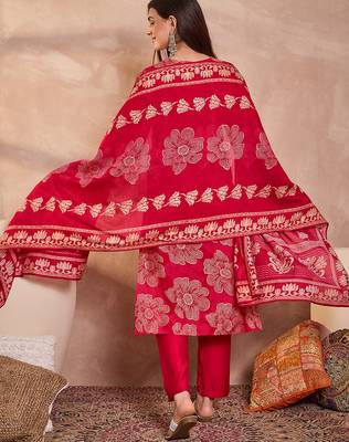 Women pink  floral printed straight kurta trouser with dupatta 4