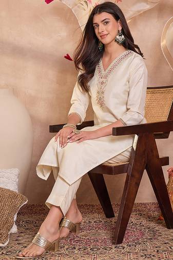 Women off white silk blend solid embroidered straight kurta trouser with dupatta