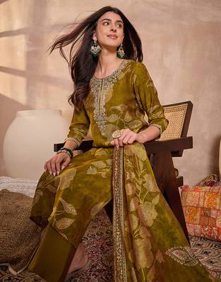 Women green silk blend floral printed straight kurta trouser with dupatta 1