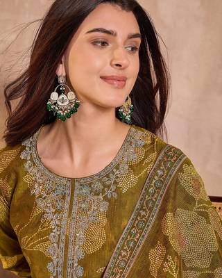Women green silk blend floral printed straight kurta trouser with dupatta 2