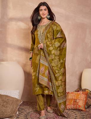 Women green silk blend floral printed straight kurta trouser with dupatta 3
