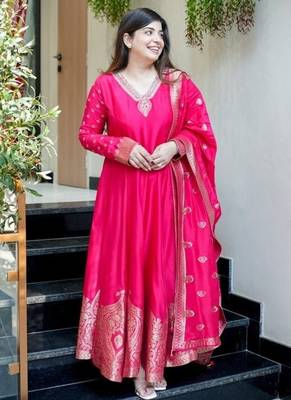 Floral embroidered silk blend v neck pink kurta trouser & dupatta set 2