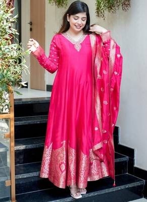 Floral embroidered silk blend v neck pink kurta trouser & dupatta set 3