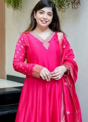 Floral embroidered silk blend v neck pink kurta trouser & dupatta set 4