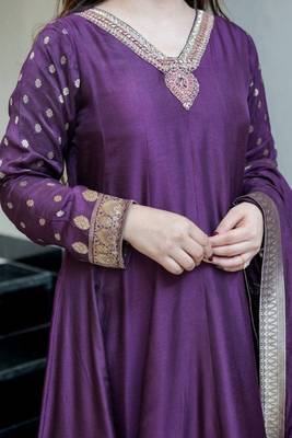 Floral embroidered silk blend v neck blue kurta trouser & dupatta set 4