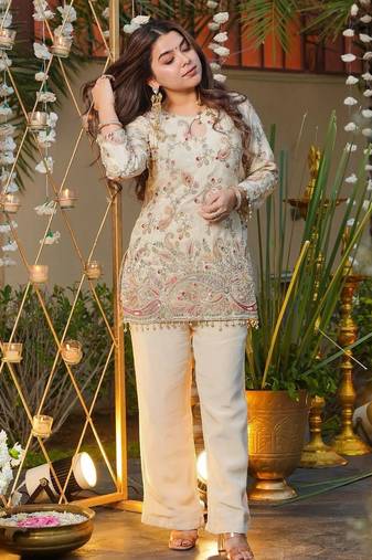 crepe silk blend embroidered kurti set with pant