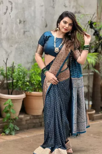 Mor[pich silk blend banarasi saree with unstitched blouse piece