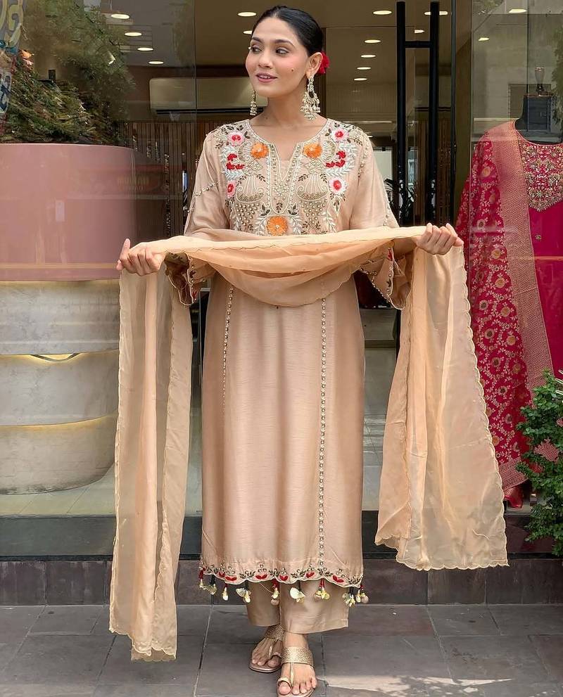 Elegant cream chanderi kurta pant set with floral embroidery & dupatta