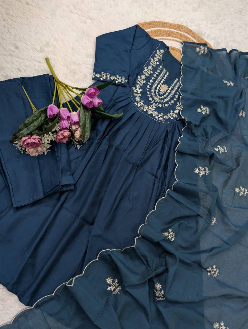  embroidered chanderi silk blend kurta set with dupatta & pant