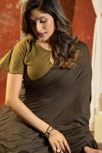 Elegant mal cotton saree with contrast pallu & fancy tassels