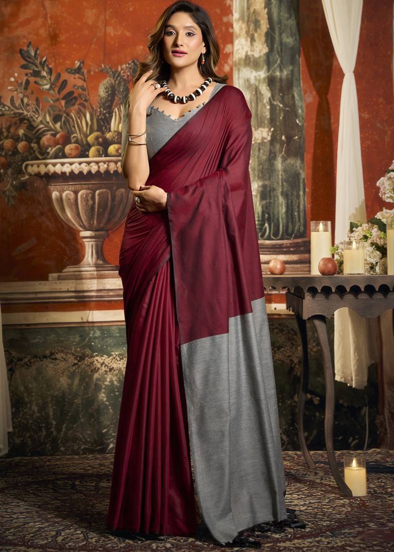 Elegant mal cotton saree with contrast pallu & fancy tassels