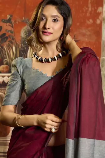 Elegant mal cotton saree with contrast pallu & fancy tassels