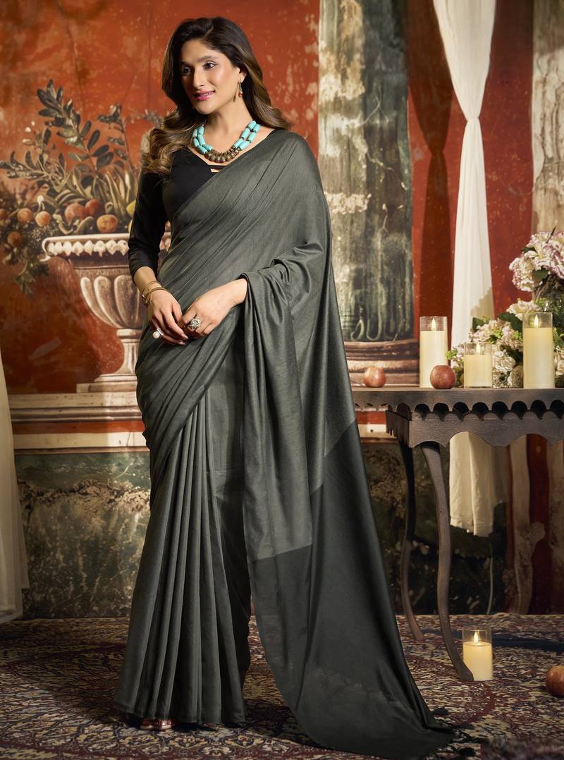 Elegant mal cotton saree with contrast pallu & fancy tassels
