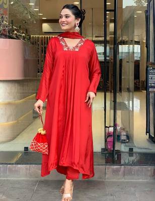  red chinon straight kurta set with floral printed dupatta & pant 5