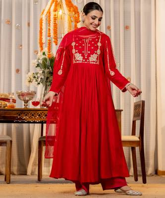  red embroidered chanderi silk blend anarkali kurta set with dupatta & pant for women 4