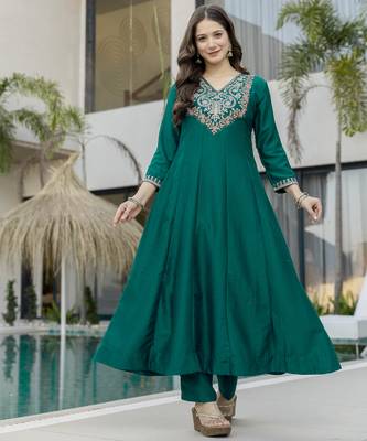  green embroidered chinon kurta set with dupatta & pant 2